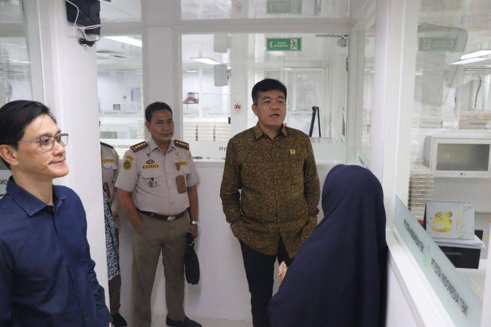 Proses pemantauan dilakukan Sahat M Panggabean, Kepala Barantin di dalam pabrik sarang burung walet. (IDN Times/Dok Humas Barantin Jateng)