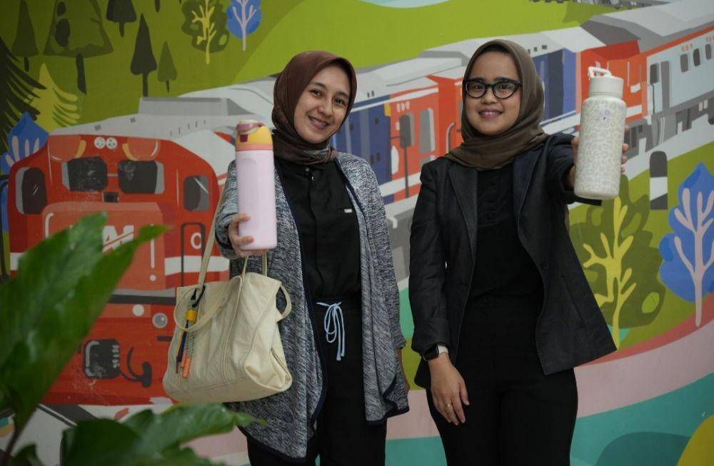 KAI Divre IV Tanjungkarang kembali menunjukkan komitmen mencapai net zero emission (NZE) mengurangi penggunaan botol plastik dengan menghadirkan water station di Stasiun Tanjungkarang.