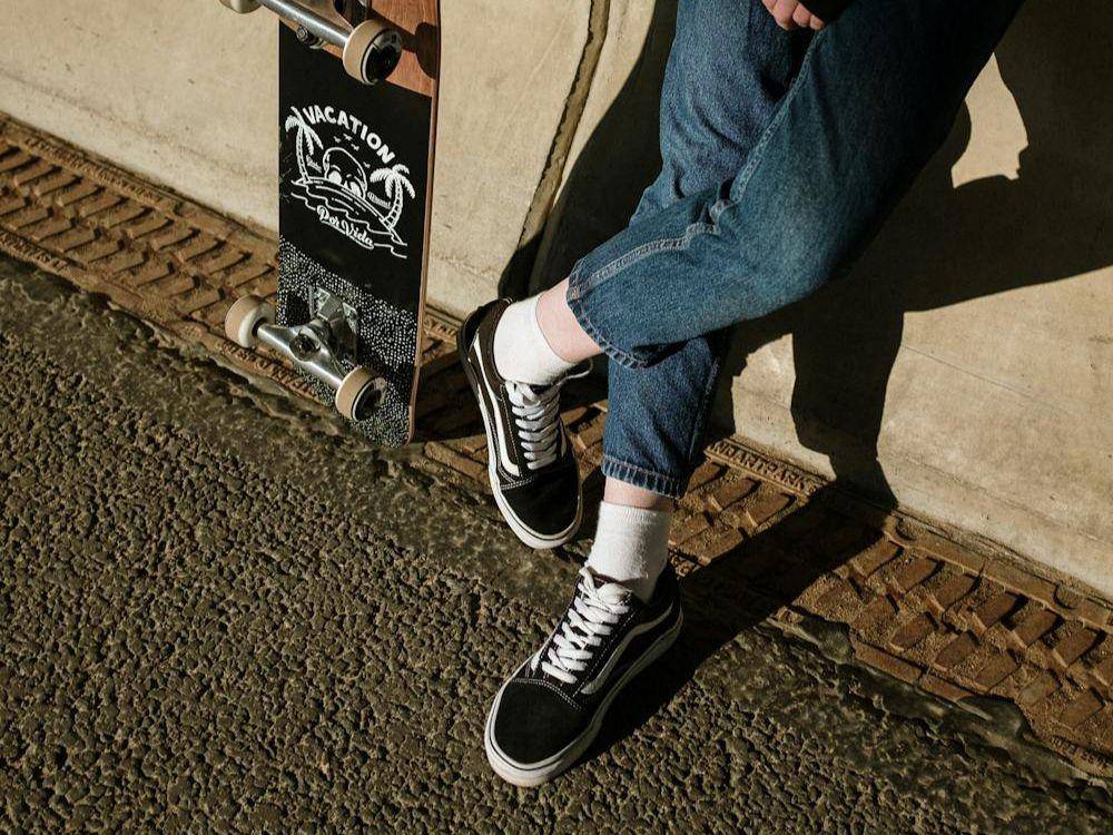 ilustrasi cowok pakai sepatu hitam putih (pexels.com/cottonbro studio)