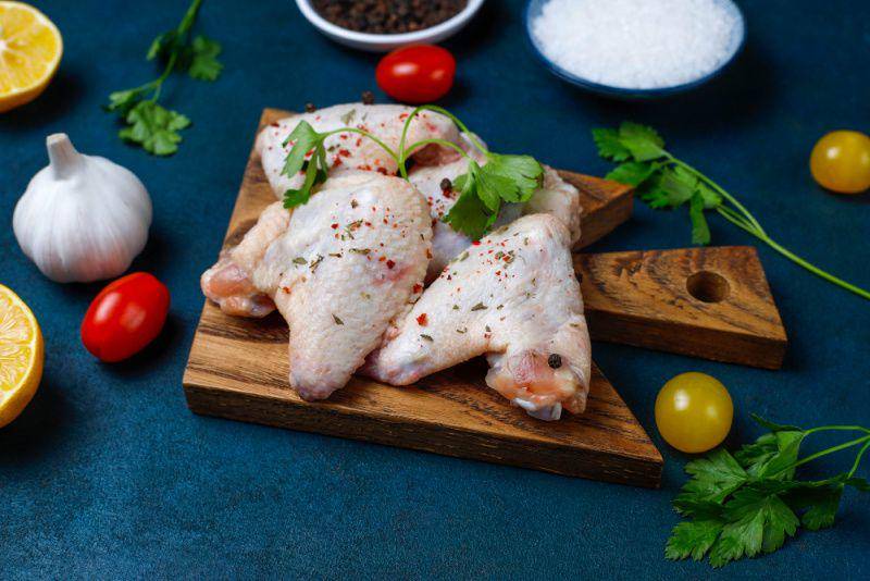 daging ayam (freepik.com/BalashMirzabey)