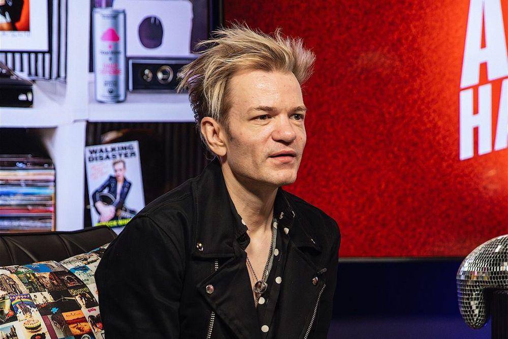 Deryck Whibley vokalis Sum 41 di podcast Allison Hagendorf (via Instagram.com/nikkiphillipsa)