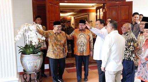 Presiden terpilih sekaligus Ketua Umum Partai Gerindra Prabowo Subianto menerima kedatangan Majelis Syuro Partai Keadilan Sejahtera Dr. Salim Segaf Aljufri beserta jajaran partai di kediaman Jl Kertanegara No.4, Jakarta Selatan, Jumat (11/10/2024) sore. (Dok. Tim Komunikasi Prabowo)