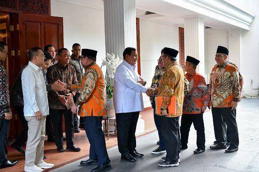 Ketua Majelis Syuro PKS Salim Segaf Aljufri sowan ke kediaman presiden terpilih 2024-2029 Prabowo Subianto dan mengungkapkan keyakinan bahwa Prabowo dapat memimpin Indonesia dan menjadikan Indonesia pemimpin di kawasan ASEAN. (Dok. Tim Komunikasi Prabowo)