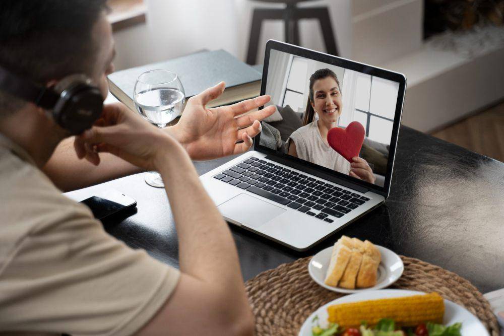 Ilustrasi video call dengan pasangan (freepik.com/freepik)