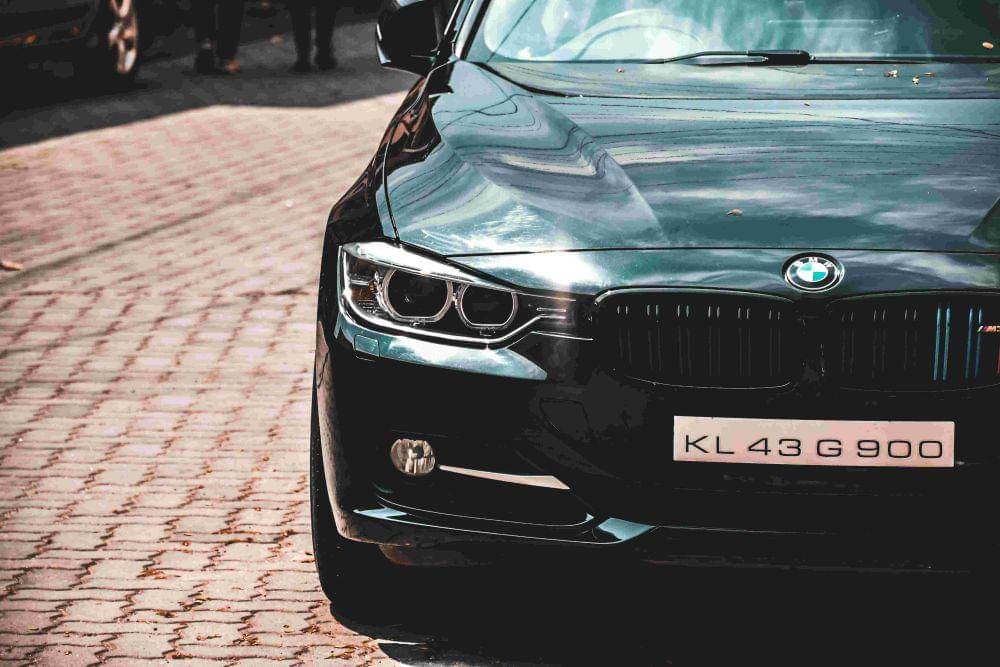 ilustrasi lampu mobil dimalam hari (pexels.com/Akshay Bineesh)