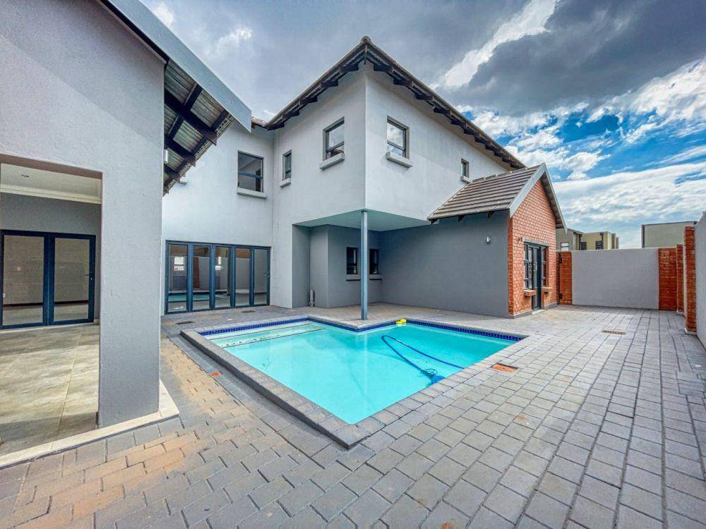 dak cor teras rumah minimalis moder (pexels.com/Alexander F Ungerer )