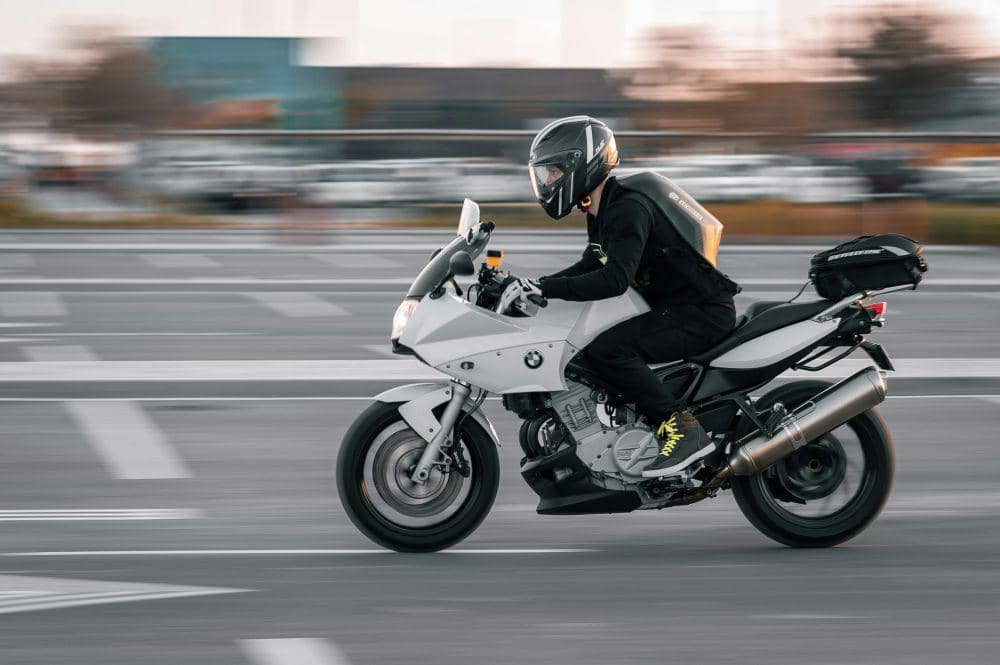 ilustrasi berkendara sepeda motor (pexels.com/Daniel Dolidze)
