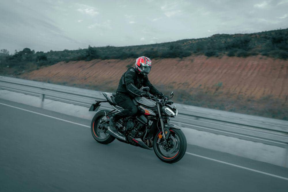 ilustrasi berkendara sepeda motor (pexels.com/Caner Demiroğlu)
