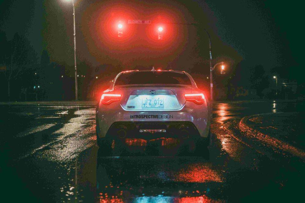 ilustrasi lampu mobil dimalam hari (pexels.com/Erik Mclean)