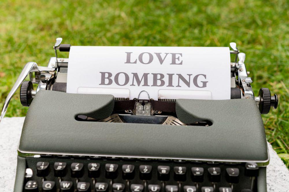 6 Tanda Love Bombing yang Sering Tidak Kamu Sadari