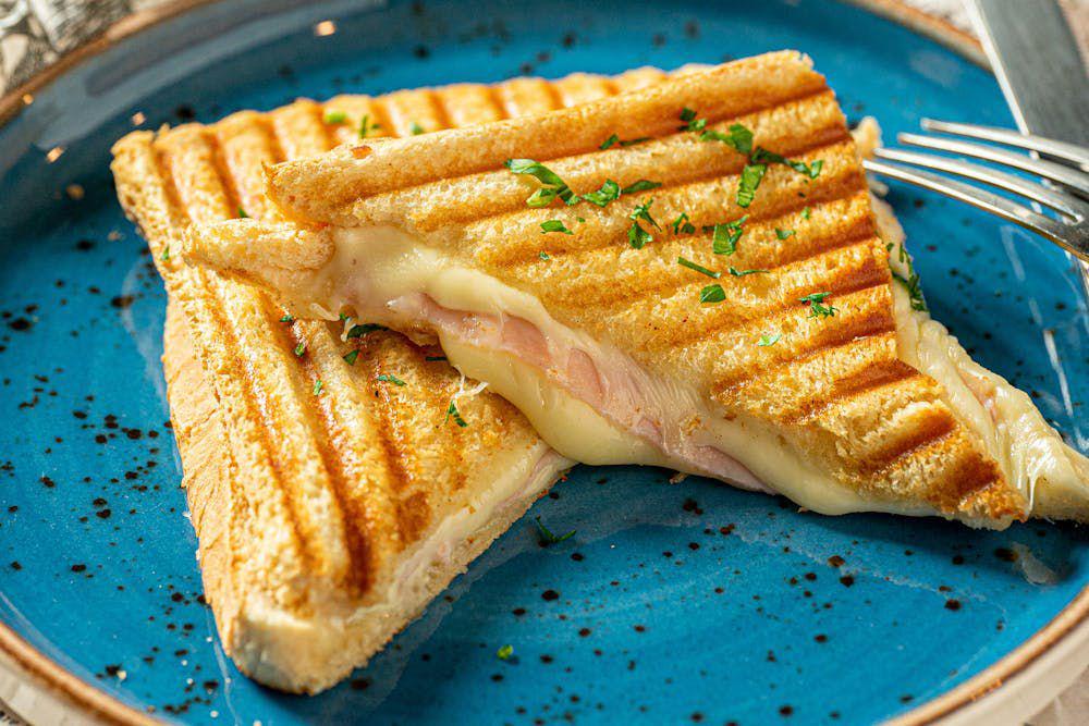 Resep Cheesy Tuna Toast, Ide Sarapan Simpel dan Bikin Kenyang
