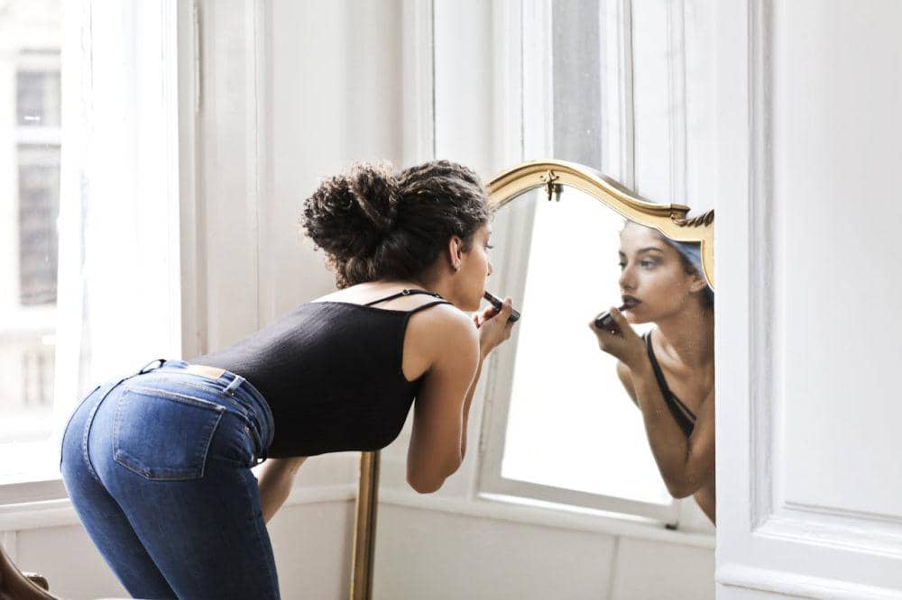 ilustrasi perempuan sedang berdandan (Pexels.com/Andrea Piacquadio)