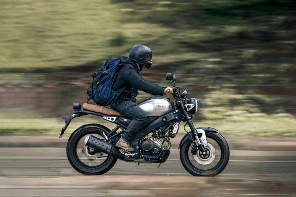 ilustrasi berkendara sepeda motor (pexels.com/Popoy Dev)