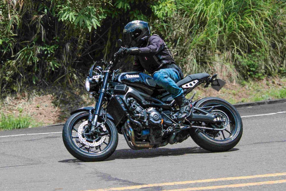 ilustrasi berkendara sepeda motor (pexels.com/Tiwi Riders)