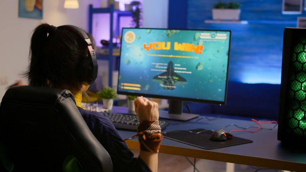 Ilustrasi bermain game online (freepik.com/DC Studio)