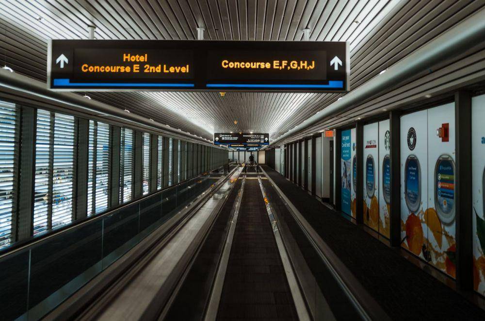 ilustrasi hall di bandara (unsplash.com/danielp)