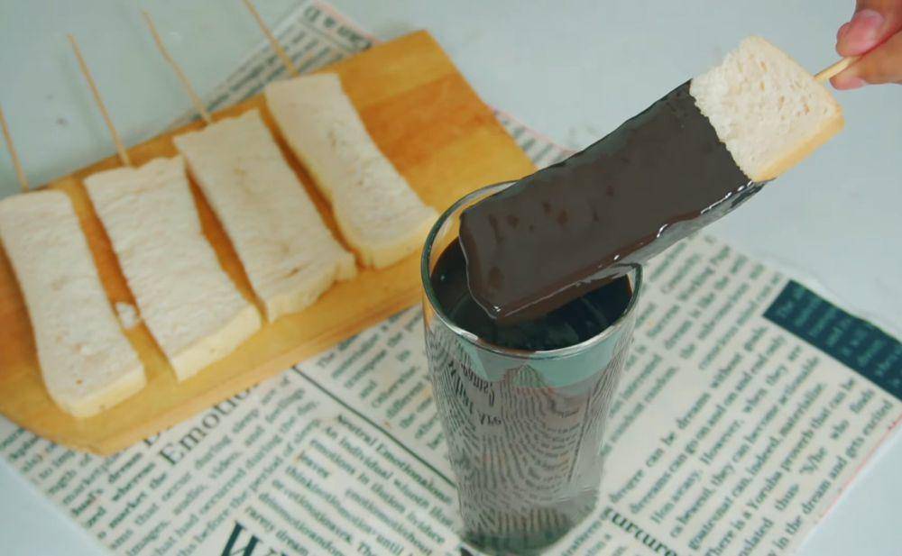 ilustrasi mencelupkan roti tawar dengan cokelat leleh (YouTube.com/LUMIRA OFFICIAL(