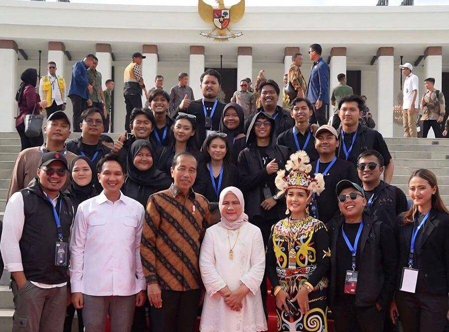 Adam Dustin Bhakti (dua kiri), bersama Presiden Jokowi dan Iriana Jokowi selepas peresmian Istana Negara di IKN, Jumat (11/10/2024)/ (Dok. Adam Dustin Bhakti)