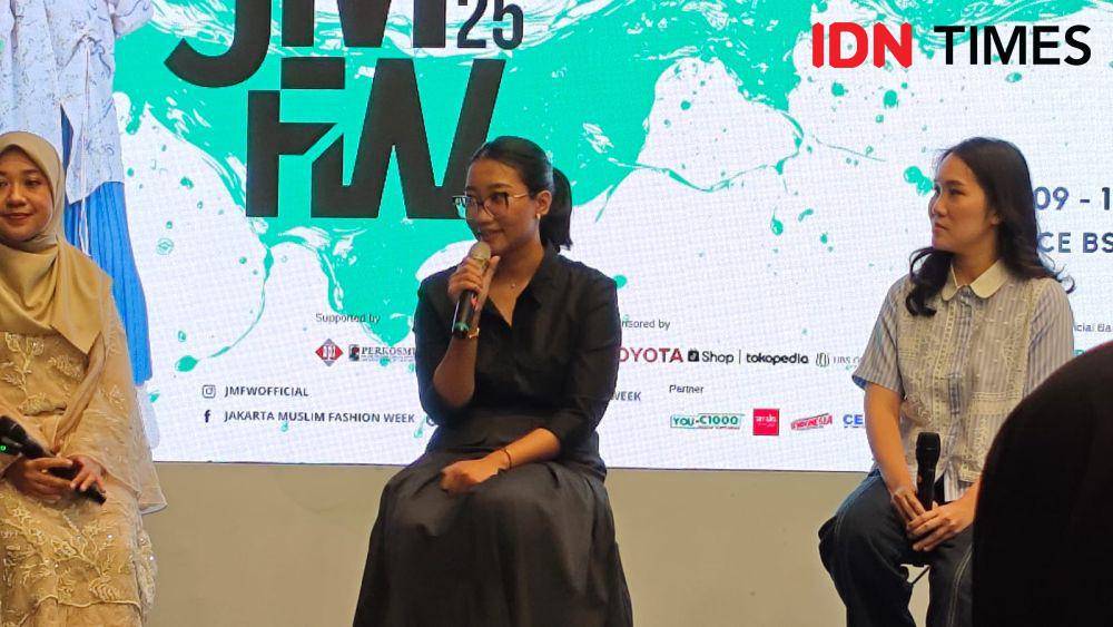 Nia Wijayanti, Head Designer of Barli Asmara (tengah), dalam konferensi pers di Jakarta Muslim Fashion Week di ICE BSD (11/10/2024). (IDN Times/Febriyanti Revitasari)