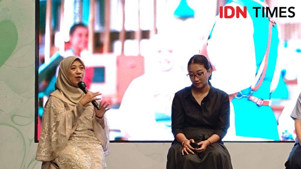 Findi Novia, Decorative Marketing Group Head Wardah (kiri), dalam konferensi pers di Jakarta Muslim Fashion Week di ICE BSD (11/10/2024). (IDN Times/Febriyanti Revitasari)