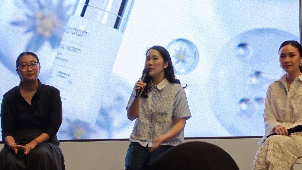 Carline Darjanto, Founder & Creative Director of Cottonink (tengah), dalam konferensi pers di Jakarta Muslim Fashion Week di ICE BSD (11/10/2024). (IDN Times/Febriyanti Revitasari)