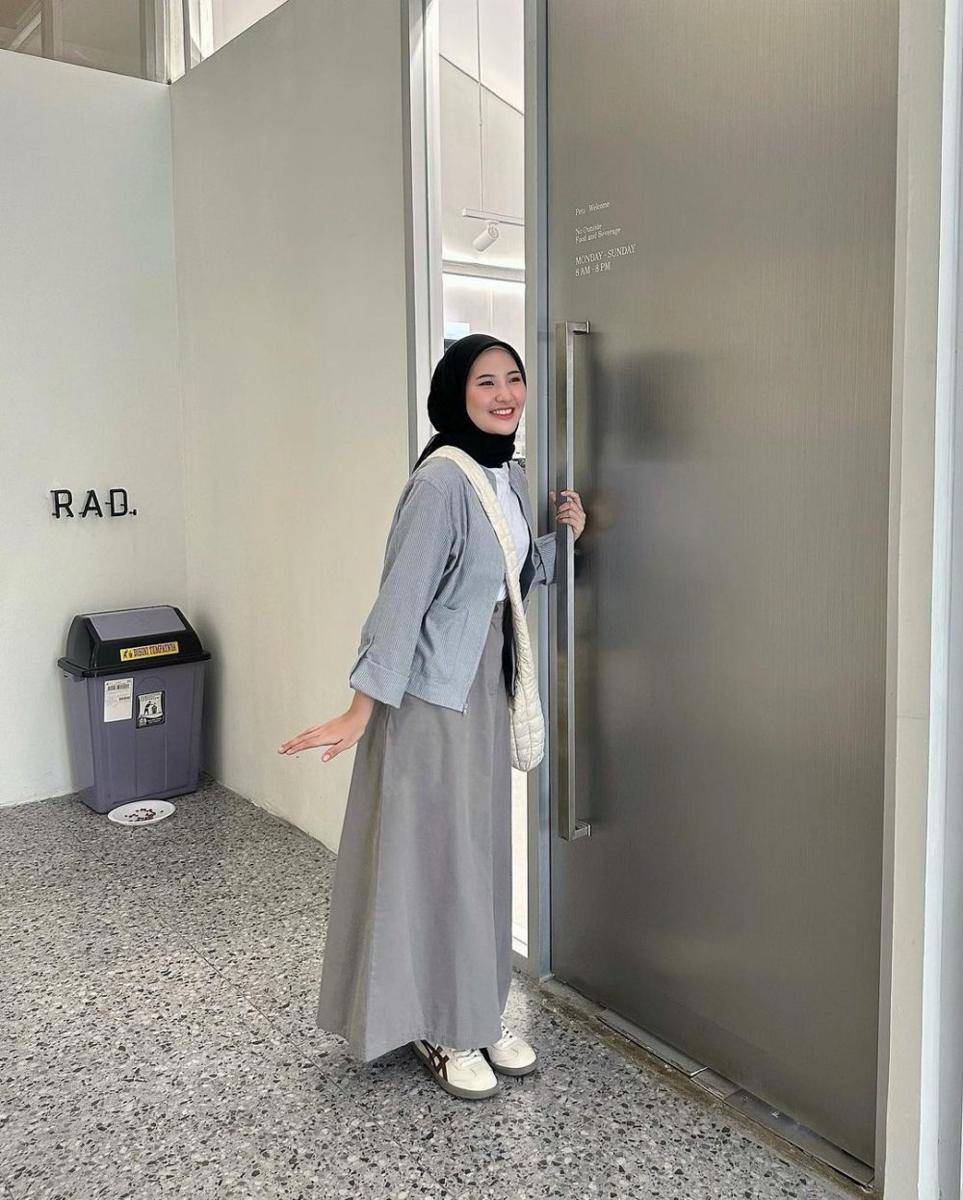 ide outfit kuliah pakai outer ala Intan Ghazella (instagram.com/intanghazll_)