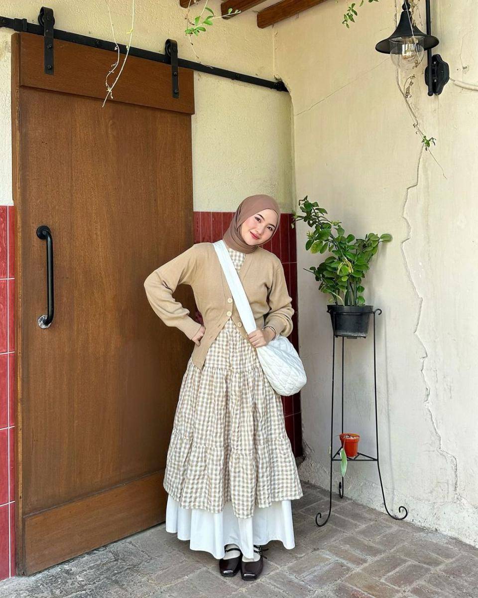 OOTD hijab nuansa cokelat ala Intan Ghazella (instagram.com/intanghazll_)