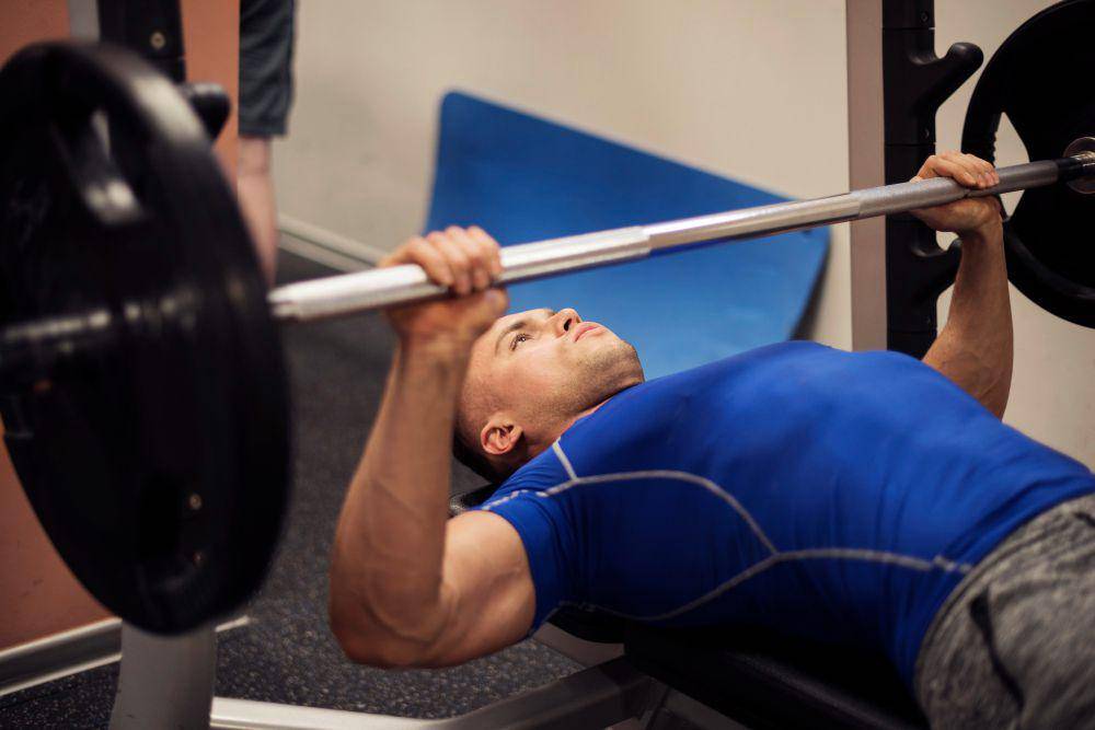ilustrasi orang melakukan bench press (freepik.com/gpointstudio)