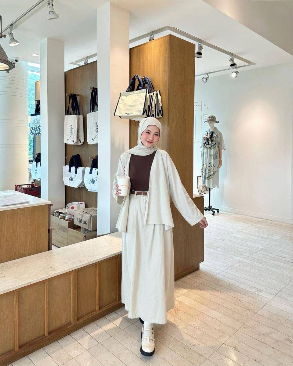 ide outfit kuliah pakai outer ala Intan Ghazella (instagram.com/intanghazll_)