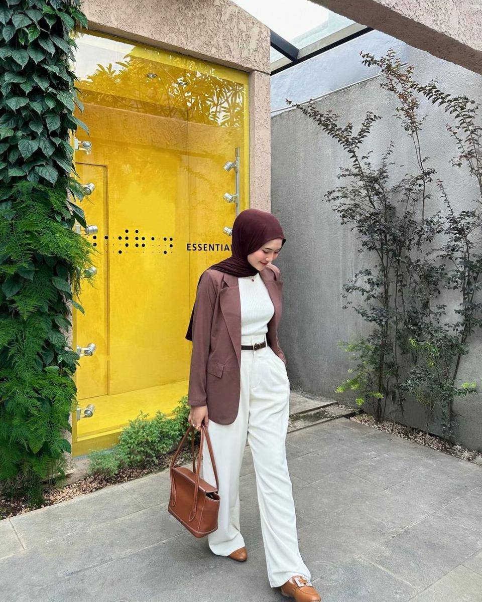 ide outfit kuliah pakai outer ala Intan Ghazella (instagram.com/intanghazll_)