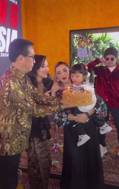 kedekatan Ashanty dan Anang dengan Benny Laos (Instagram.com/ashanty_ash)