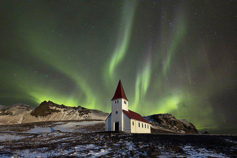 cahaya indah aurora dibalik sebuah bangunan gereja di Islandia (commons.wikimedia.org/AstroAnthony)