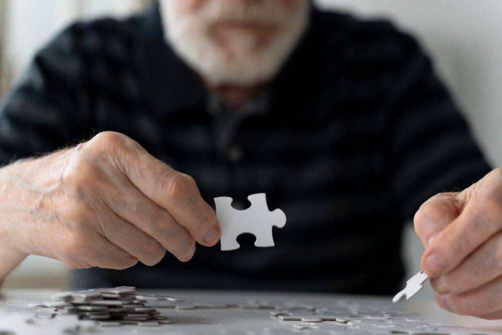 Ilustrasi pria bermain puzzle (freepik.com/freepik)