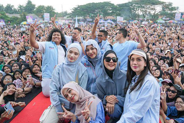 7 Potret Artis Ikut Kampanye Mertua Beby Tsabina di Pilkada Banten