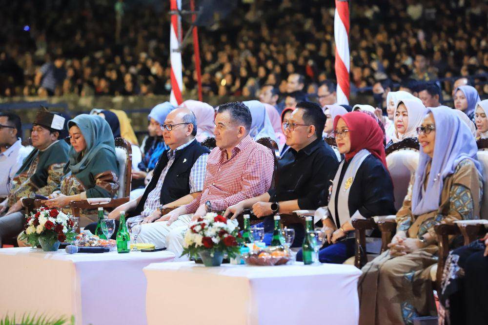 Rangkaian acara peringatan Hari Jadi ke-79 Provinsi Jawa Timur terus berlanjut dengan pesta rakyat dan pertunjukan seni 'Jatim Phoria 2024' di Taman Chandra Wilwatikta Kab. Pasuruan, Sabtu (12/10/2024).