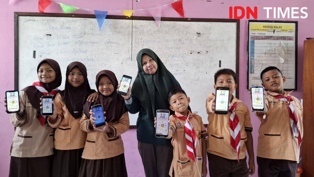 Siswa dan guru SDN Tugurejo Semarang menunjukkan aplikasi SITOPIK dan OASE. (IDN Times/Fariz Fardianto)