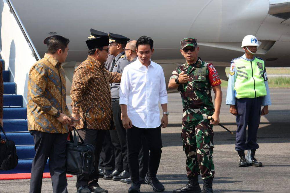 Wapres terpilih Gibran Rakabuming Raka menjemput Presiden terpilih Gibran Rakabuming Raka di bandara Adi Soemarmo, Solo. (Dok/Istinewa)