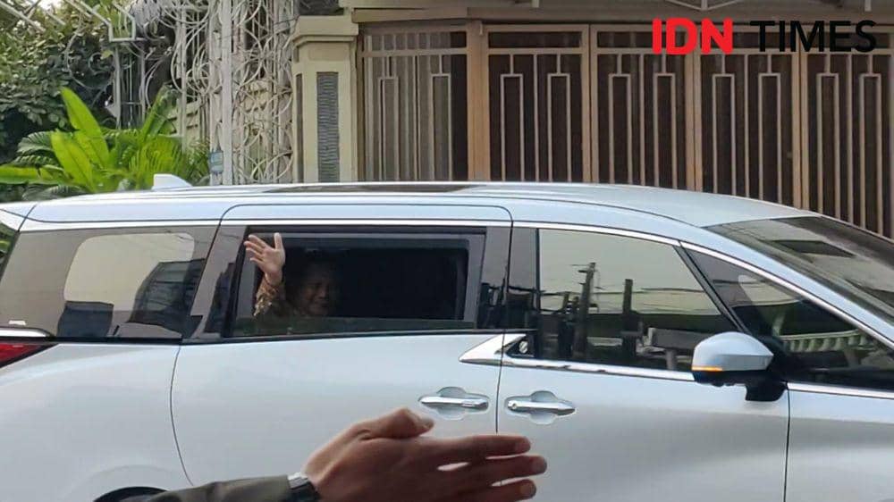Prabowo Subianto usai meninggalkan kediaman Presiden Jokowi di Sumber, Solo. (IDN Times/Larasati Rey)