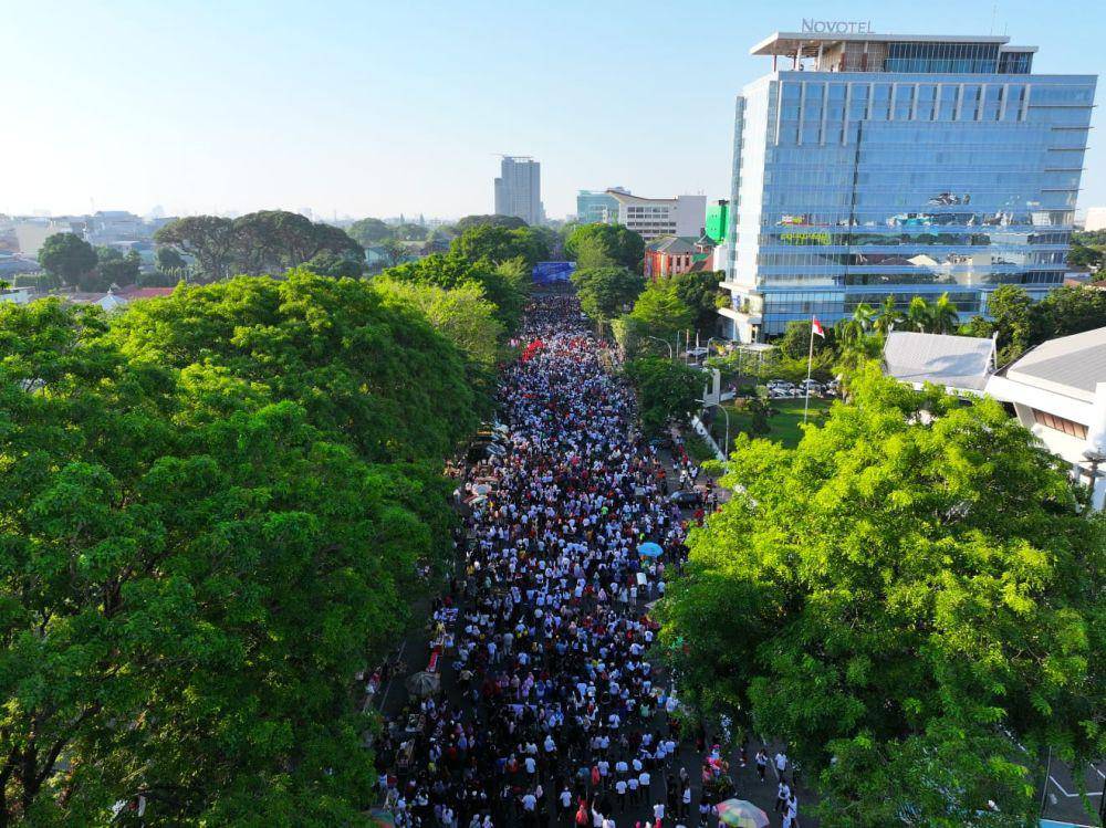 Sulsel pecahkan rekor MURI jalan sehat dengan peserta terbanyak Minggu (13/10/2024). (Dok. Humas Pemprov Sulsel)