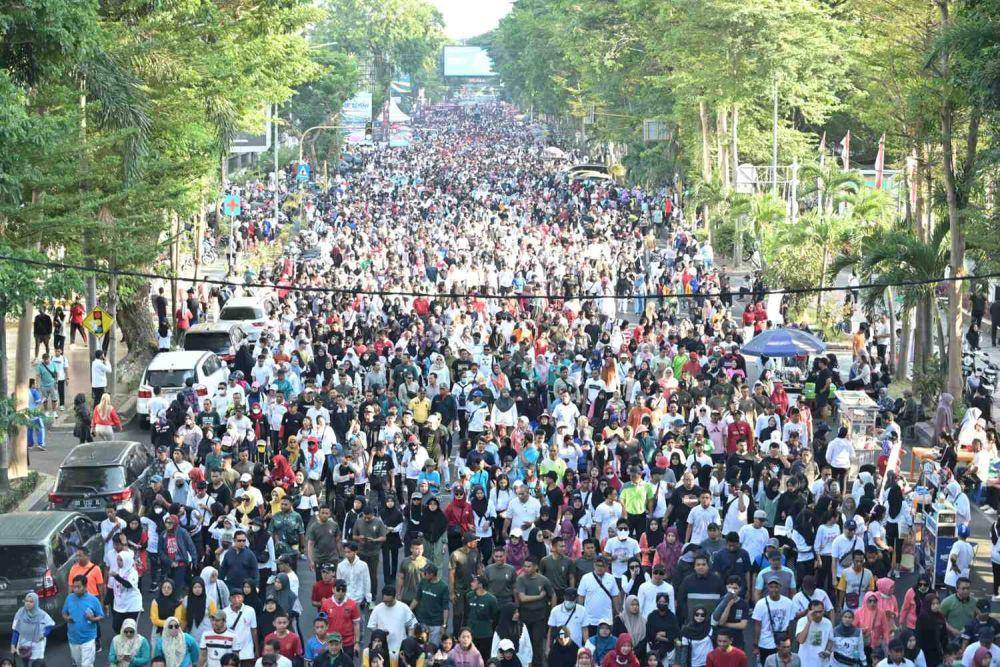 Sulsel pecahkan rekor MURI jalan sehat dengan peserta terbanyak Minggu (13/10/2024). (Dok. Humas Pemprov Sulsel)