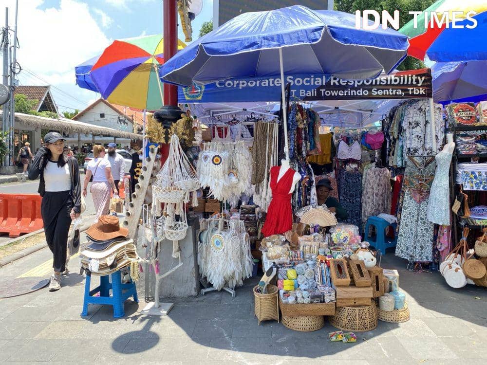 Pedagang berjualan di pelataran Pasar Ubud. (IDN Times/Yuko Utami)