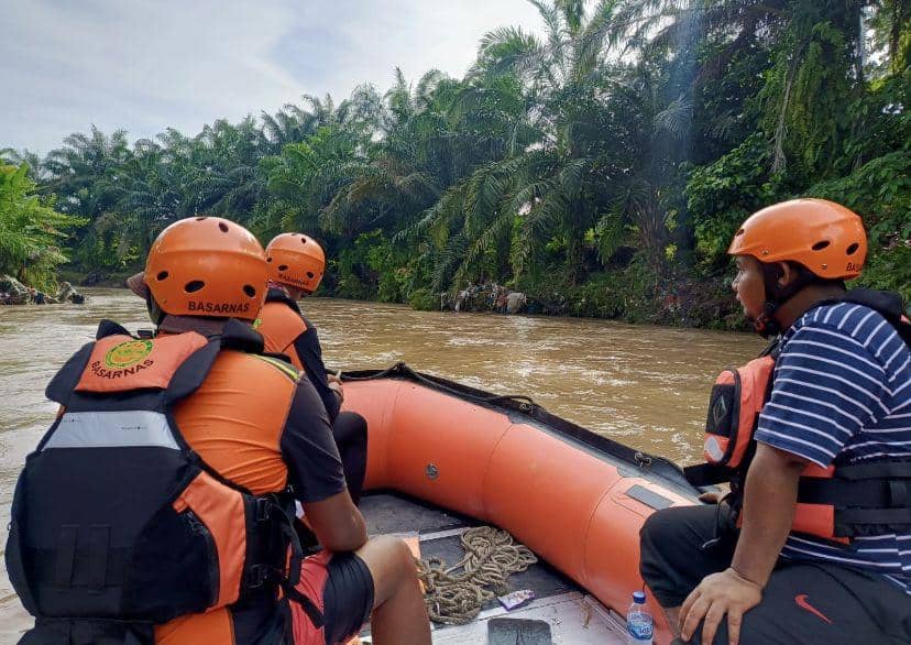 Tim SAR Gabungan Medan menemukan seorang bocah hanyut di Sungai Denai (Dok. Tim SAR Medan)