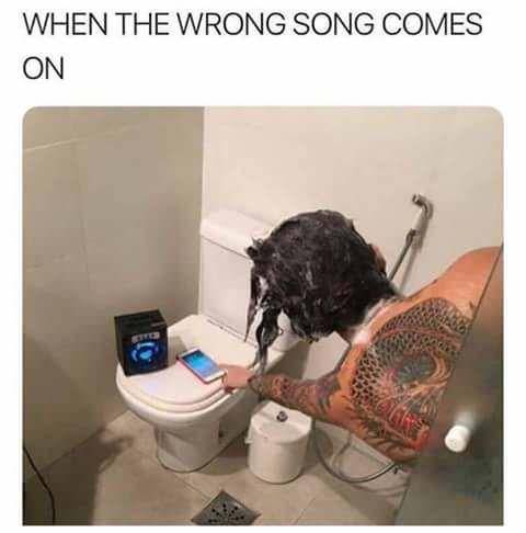 meme dengerin lagu secara acak (reddit.com/alsobrante)