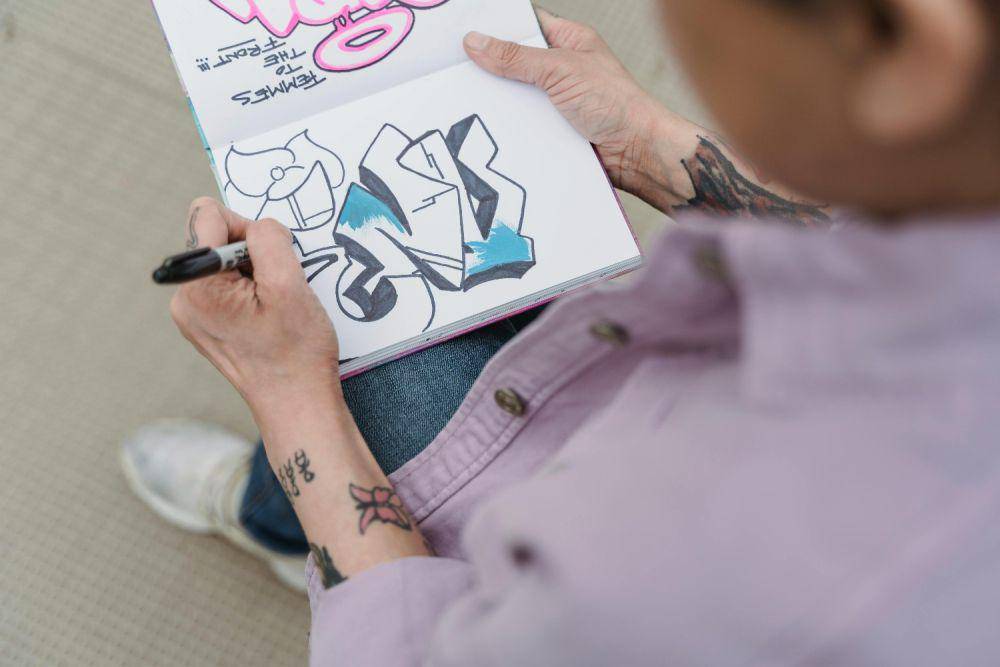 Ilustrasi pria sedang menggambar (pexels.com/Felicity Tai)