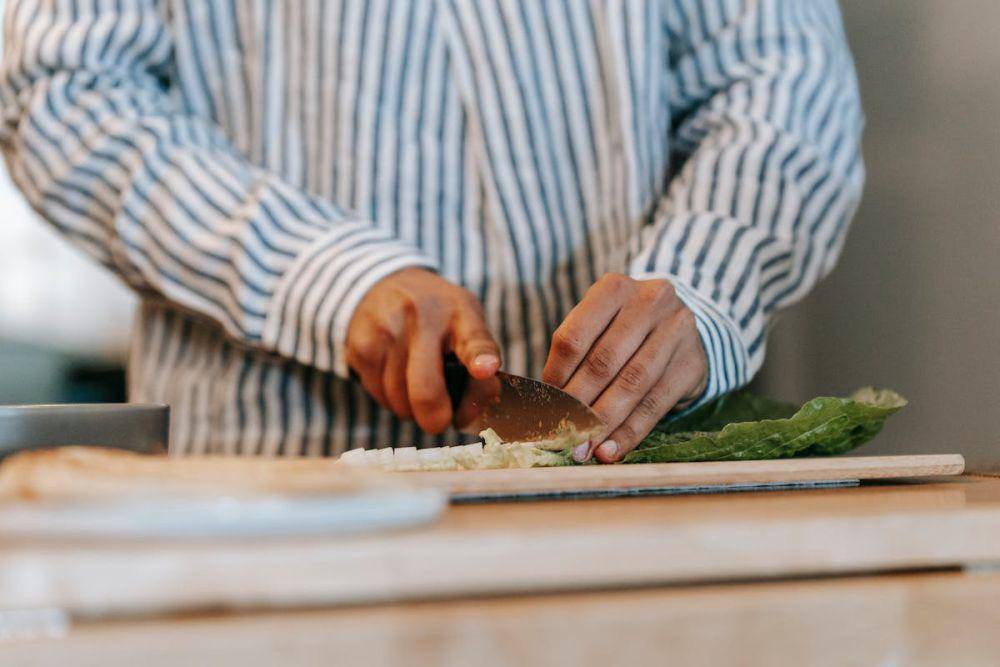 ilustrasi teknik persiapan memasak dengan chopping (pexels.com/Michael Burrows)