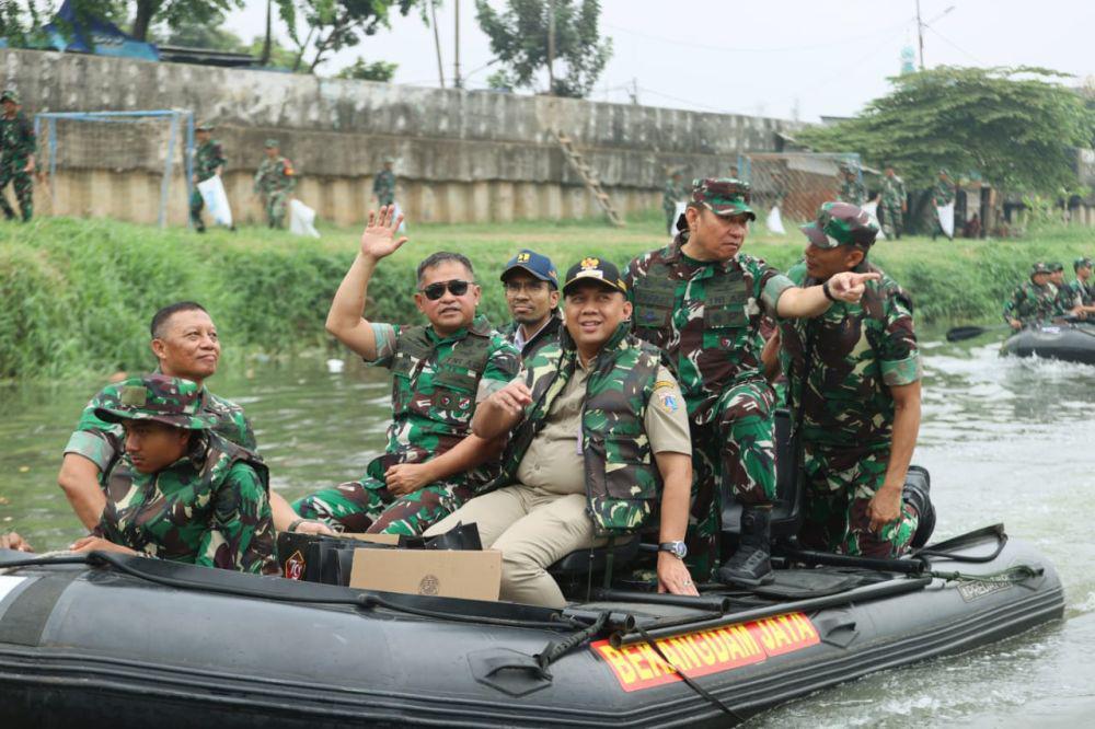 KSAD Pimpin Ribuan Personel TNI Bersih-bersih Sungai Ciliwung