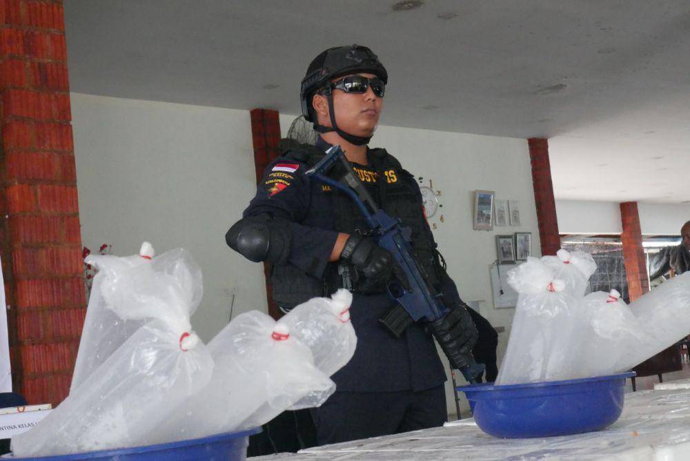 Petugas Bea Cukai Batam saat mengamankan ratusan ribu ekor baby lobster (IDN Times/Putra Gema Pamungkas)
