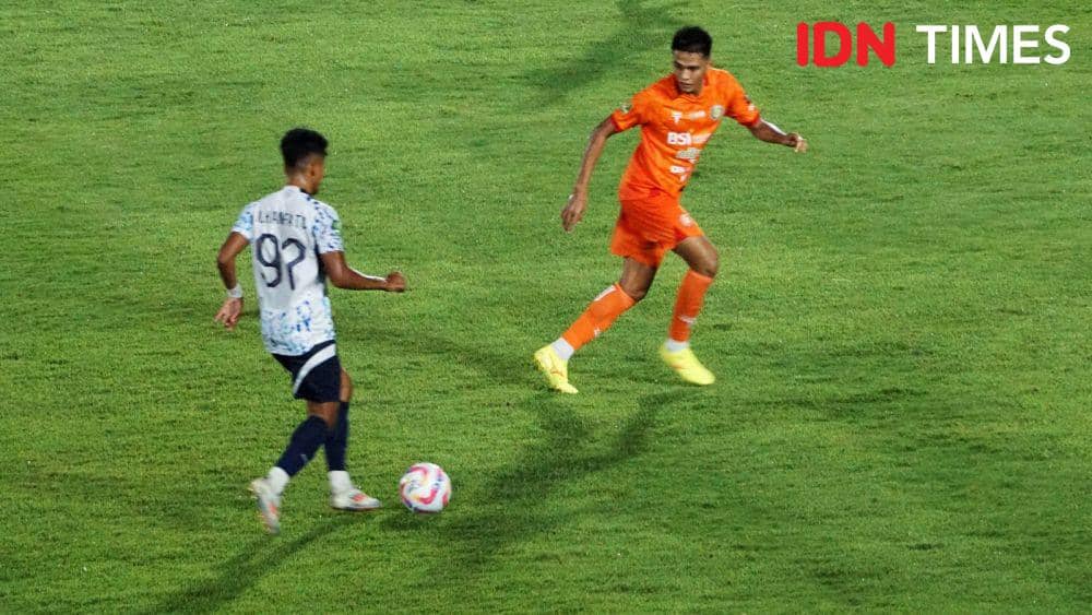 Pemain PSPS Pekanbaru saat berupaya melewati pemain Persiraja Banda Aceh. (IDN Times/Muhammad Saifullah)