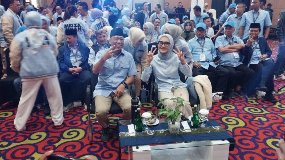 Datang Sesuai Nomor Urut, Mirza-Jihan Kompak Pakai Kemeja Biru Muda