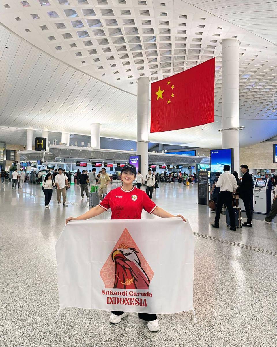 potret Fitri Carlina ketemu pemain timnas di China (instagram.com/fitricarlina)